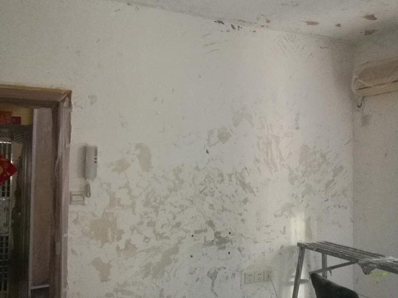 墻面鏟除翻新：舊墻的基本處理包括清理舊墻面原有的乳膠漆和膩子層的鏟除、木裝修、其他表面裝飾物（如壁紙）的拆除，如果只是裝修了一兩年的墻面，墻面的膩子可以不用鏟除，用鋼刷和砂紙打磨墻面后就可以重新涂刷乳膠漆，如果裝修時間較長的就需要將膩子層鏟除后再進行后續(xù)工序。切記舊墻面一定要進行處理，不能直接涂刷，粉化嚴重的墻面要鏟除后，抹上一層白水泥，再進行涂刷。 墻面涂刷底漆的作用是抗堿防潮、封固基材、保護面漆，提高面漆的質感和遮蓋力。如果沒有刷底漆就直接上面漆的話，時間一長墻面就容易起泡、發(fā)霉，經陽光長時間照射也