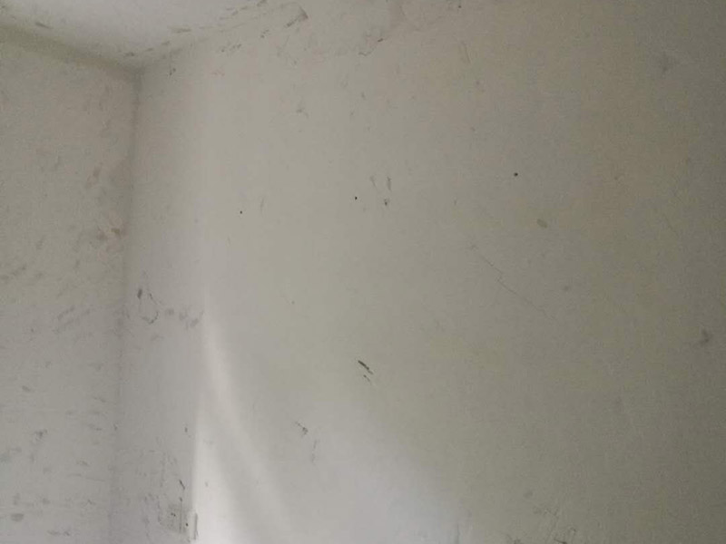 墻面鏟除翻新：舊墻的基本處理包括清理舊墻面原有的乳膠漆和膩子層的鏟除、木裝修、其他表面裝飾物（如壁紙）的拆除，如果只是裝修了一兩年的墻面，墻面的膩子可以不用鏟除，用鋼刷和砂紙打磨墻面后就可以重新涂刷乳膠漆，如果裝修時間較長的就需要將膩子層鏟除后再進行后續(xù)工序。切記舊墻面一定要進行處理，不能直接涂刷，粉化嚴重的墻面要鏟除后，抹上一層白水泥，再進行涂刷。 墻面涂刷底漆的作用是抗堿防潮、封固基材、保護面漆，提高面漆的質感和遮蓋力。如果沒有刷底漆就直接上面漆的話，時間一長墻面就容易起泡、發(fā)霉，經陽光長時間照射也
