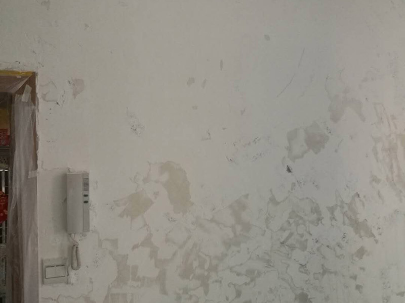 墻面鏟除翻新：舊墻的基本處理包括清理舊墻面原有的乳膠漆和膩子層的鏟除、木裝修、其他表面裝飾物（如壁紙）的拆除，如果只是裝修了一兩年的墻面，墻面的膩子可以不用鏟除，用鋼刷和砂紙打磨墻面后就可以重新涂刷乳膠漆，如果裝修時間較長的就需要將膩子層鏟除后再進行后續(xù)工序。切記舊墻面一定要進行處理，不能直接涂刷，粉化嚴重的墻面要鏟除后，抹上一層白水泥，再進行涂刷。 墻面涂刷底漆的作用是抗堿防潮、封固基材、保護面漆，提高面漆的質感和遮蓋力。如果沒有刷底漆就直接上面漆的話，時間一長墻面就容易起泡、發(fā)霉，經陽光長時間照射也