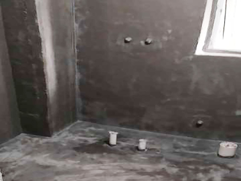 衛(wèi)生間下水管裝修：(一)從房頂過，減少人為損壞的幾率，并且冷熱管的接口、出口處必須平行，通常都是熱管在左，冷管在右。整個(gè)管道都盡量避彎曲，要盡可能運(yùn)離電路，管卡的位置坡度等也要符合需求，每個(gè)閥門都要安裝平整，以便于日后的使用和維護(hù)。 (二)區(qū)別熱水器的進(jìn)水口和出水口，在進(jìn)水口處接上總閥門，出水口處接通向衛(wèi)生間的管道，安裝好之后先打開閥門確定是否有漏水情況的發(fā)生，然后在衛(wèi)生間安裝好水龍頭、花灑頭即可。 (三)如果能在衛(wèi)生間里設(shè)計(jì)一個(gè)窗戶最好，若是沒有這個(gè)條件，為了不讓衛(wèi)生間出現(xiàn)發(fā)霉、潮蟲等現(xiàn)象，除了安裝排氣扇外，還要避免“包裹”現(xiàn)象的發(fā)生，這恰好就導(dǎo)致了潮氣被包在管道內(nèi)散不出去，所以就會(huì)使衛(wèi)生間內(nèi)的濕氣更加嚴(yán)重。