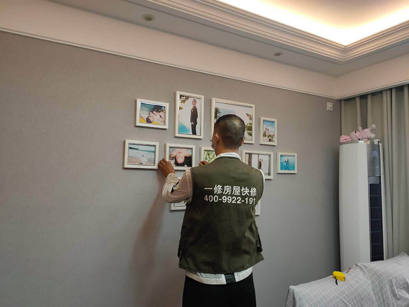 掛畫安裝方案：1、釘子固定；這是最簡單的一種安裝方法，但是會對墻面造成一定的破壞，使用這種方法之前，一定要考慮好確定的位置，不要輕易改動。 2、掛鉤固定；用專門掛畫用的掛鉤，不同的規(guī)格分別承受不同的重量，最大可承受20斤。掛鉤上有非常堅硬細小的鋼針，適合堅硬的墻面，不會把墻釘出裂痕，同時方便更換畫，不會影響整體的美觀。 3、直接擺放；將畫擺放在墻前，適合比較大的畫，在墻上設置擱板，擱板上可以放畫和裝飾品，或者在柜子上放置畫也是不錯的選擇。 4、吊放；從頂面上垂下吊線或有裝飾性的繩、鏈等，將畫吊起，同時吊一幅或多幅均可，也可以用釘釘在天花板腳線，然后用魚絲按自己要求的高度把畫掛上去。