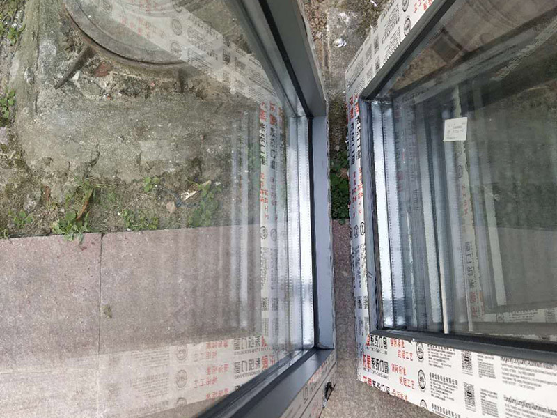 舊房整體裝修：舊房子重新裝修時(shí)，如果不能拆的話就盡量不要拆，因?yàn)椴鸬舻脑捹M(fèi)用就會(huì)增加，拆除費(fèi)和清理費(fèi)也是一大筆。然后看看有沒(méi)有漏水的情況，因?yàn)榉浪谘b修的過(guò)程中是比較重要的一個(gè)環(huán)節(jié)，如果有漏水情況的話就及時(shí)處理。水電線的安裝也要重視起來(lái)。能隱藏起來(lái)的電線可以盡量隱藏掉，不僅安全上提高了，同時(shí)也美觀。水管老化嚴(yán)重的話也建議換換。每個(gè)房子的結(jié)構(gòu)都是不一樣的，所以在翻新前業(yè)主要對(duì)自己房子的內(nèi)部結(jié)構(gòu)要了解，自己不懂的話最好是請(qǐng)專(zhuān)業(yè)的人員來(lái)看看。對(duì)于舊房子存在的一些安全隱患，在翻新的時(shí)候就一起解決掉，免得后期再出現(xiàn)問(wèn)題，細(xì)節(jié)也不能忽視。