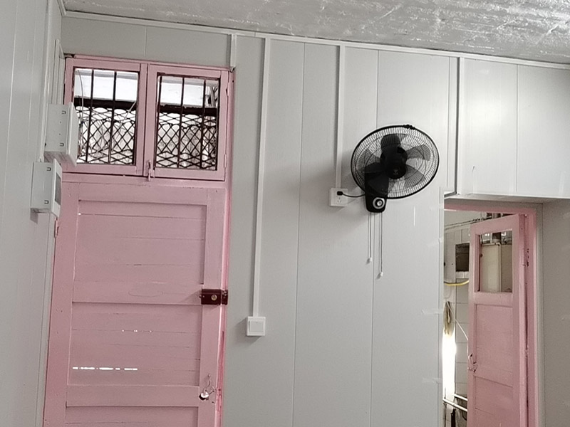 老房電路明線安裝：1、穿管敷設(shè)。將鍍鋅電線管、PVC或PPR電線管沿天棚或墻面敷設(shè)（用配套U型或C型線卡固定），電線穿入其中。這種方式最安全規(guī)范。 2、壓槽敷設(shè)。將電線槽（現(xiàn)在一般為聚氯乙烯塑料制品）用鋼釘固定在天花或墻面，再將電線壓入線槽。這種方式便于維修且比較美觀。 3、護套線敷設(shè)。將護套電線沿踢腳線上沿和門窗套外側(cè)敷設(shè)。用小型塑料線卡固定。這種方式最簡便經(jīng)濟。
