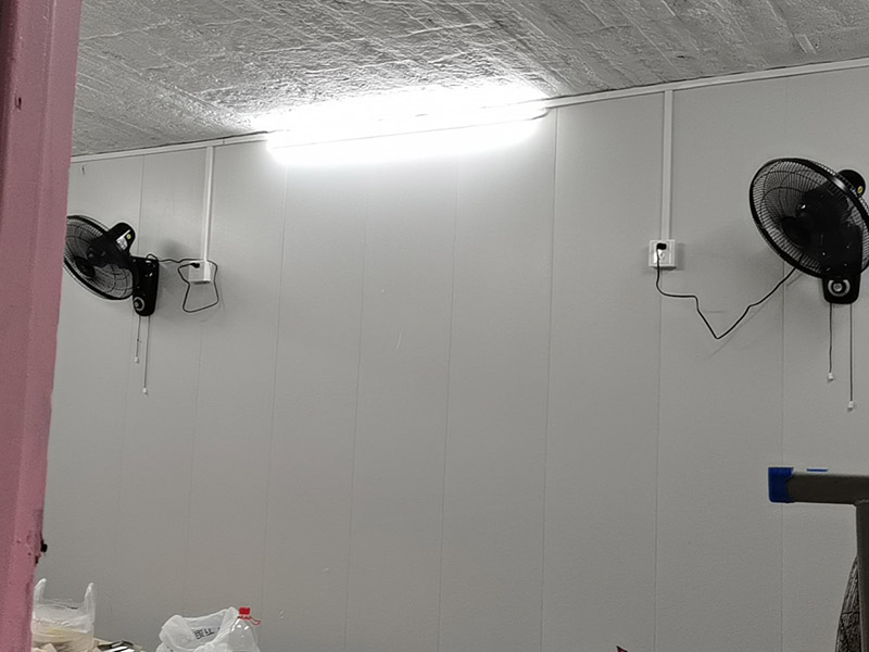 老房電路明線安裝：1、穿管敷設(shè)。將鍍鋅電線管、PVC或PPR電線管沿天棚或墻面敷設(shè)（用配套U型或C型線卡固定），電線穿入其中。這種方式最安全規(guī)范。 2、壓槽敷設(shè)。將電線槽（現(xiàn)在一般為聚氯乙烯塑料制品）用鋼釘固定在天花或墻面，再將電線壓入線槽。這種方式便于維修且比較美觀。 3、護套線敷設(shè)。將護套電線沿踢腳線上沿和門窗套外側(cè)敷設(shè)。用小型塑料線卡固定。這種方式最簡便經(jīng)濟。