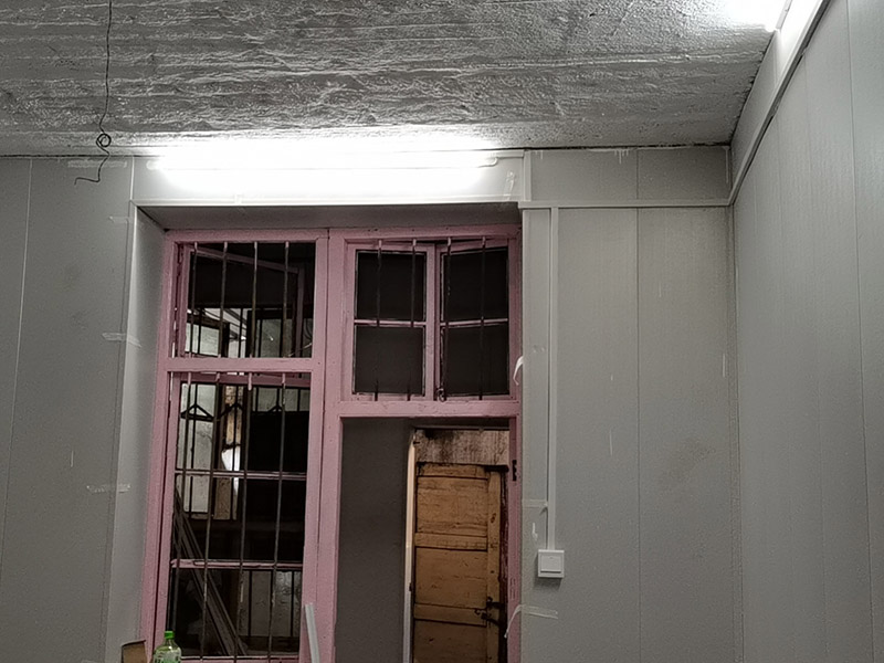 老房電路明線安裝：1、穿管敷設(shè)。將鍍鋅電線管、PVC或PPR電線管沿天棚或墻面敷設(shè)（用配套U型或C型線卡固定），電線穿入其中。這種方式最安全規(guī)范。 2、壓槽敷設(shè)。將電線槽（現(xiàn)在一般為聚氯乙烯塑料制品）用鋼釘固定在天花或墻面，再將電線壓入線槽。這種方式便于維修且比較美觀。 3、護套線敷設(shè)。將護套電線沿踢腳線上沿和門窗套外側(cè)敷設(shè)。用小型塑料線卡固定。這種方式最簡便經(jīng)濟。