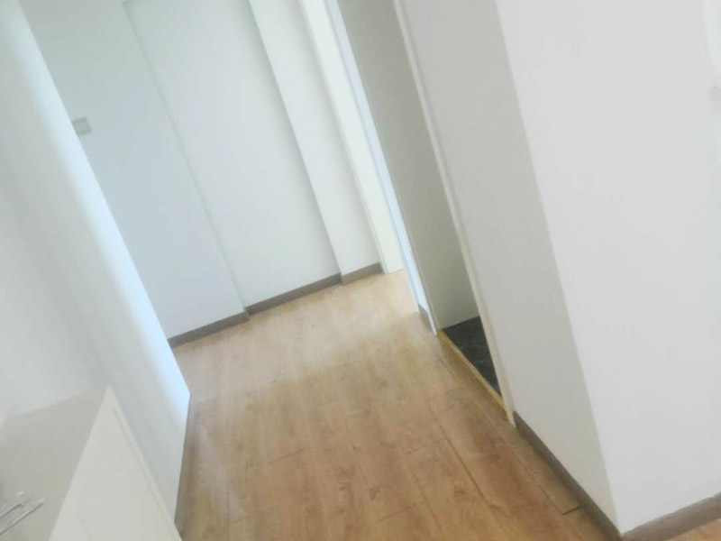 全屋墻面翻新打掃：【基層處理】做基層處理時，一定要涂刷界面劑，其次掛網(wǎng)施工是不可避免的，這樣才能有效使墻面膩子不會開裂，導(dǎo)致墻漆起皮掉粉。 【膩子打磨】每批刮一遍膩子后，一定要做驚喜打磨，且必須用到強光一邊照射一邊進行打磨，保證膩子的細(xì)膩性，使膩子平整度更好，這個過程很考驗施工師傅的水平。 【漆膜保護】施工結(jié)束后切記不要去觸碰漆膜，這樣很容易導(dǎo)致漆膜破裂，保持正常通風(fēng)，不能加速干燥。 所有施工完成后就可以進行遮蔽保護材料的撤除了，撤除期間一定要注意搬移物品時不要觸碰到墻面，因為施工結(jié)束后7天為漆膜的保養(yǎng)期，這期間一定不能觸碰漆面，保持正常通風(fēng)，不建議開啟空調(diào)加速干燥，如果有玷污,可用濕毛巾輕輕擦洗！