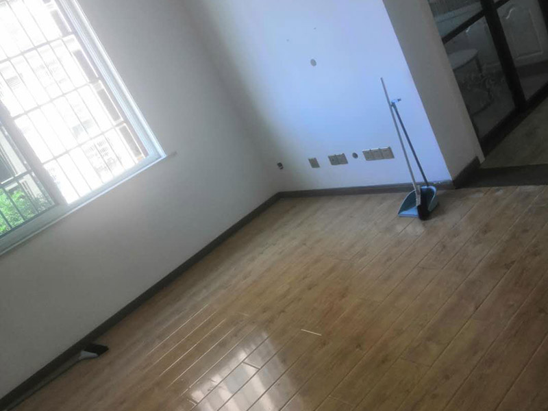 全屋墻面翻新打掃：【基層處理】做基層處理時，一定要涂刷界面劑，其次掛網(wǎng)施工是不可避免的，這樣才能有效使墻面膩子不會開裂，導(dǎo)致墻漆起皮掉粉。 【膩子打磨】每批刮一遍膩子后，一定要做驚喜打磨，且必須用到強光一邊照射一邊進行打磨，保證膩子的細(xì)膩性，使膩子平整度更好，這個過程很考驗施工師傅的水平。 【漆膜保護】施工結(jié)束后切記不要去觸碰漆膜，這樣很容易導(dǎo)致漆膜破裂，保持正常通風(fēng)，不能加速干燥。 所有施工完成后就可以進行遮蔽保護材料的撤除了，撤除期間一定要注意搬移物品時不要觸碰到墻面，因為施工結(jié)束后7天為漆膜的保養(yǎng)期，這期間一定不能觸碰漆面，保持正常通風(fēng)，不建議開啟空調(diào)加速干燥，如果有玷污,可用濕毛巾輕輕擦洗！