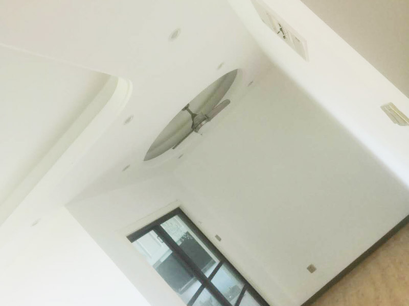 全屋墻面翻新打掃：【基層處理】做基層處理時，一定要涂刷界面劑，其次掛網(wǎng)施工是不可避免的，這樣才能有效使墻面膩子不會開裂，導(dǎo)致墻漆起皮掉粉。 【膩子打磨】每批刮一遍膩子后，一定要做驚喜打磨，且必須用到強光一邊照射一邊進行打磨，保證膩子的細(xì)膩性，使膩子平整度更好，這個過程很考驗施工師傅的水平。 【漆膜保護】施工結(jié)束后切記不要去觸碰漆膜，這樣很容易導(dǎo)致漆膜破裂，保持正常通風(fēng)，不能加速干燥。 所有施工完成后就可以進行遮蔽保護材料的撤除了，撤除期間一定要注意搬移物品時不要觸碰到墻面，因為施工結(jié)束后7天為漆膜的保養(yǎng)期，這期間一定不能觸碰漆面，保持正常通風(fēng)，不建議開啟空調(diào)加速干燥，如果有玷污,可用濕毛巾輕輕擦洗！