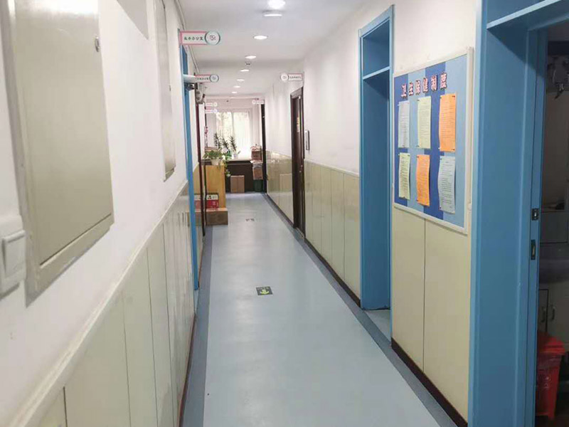 幼兒園墻面粉刷:首先，基層處理。先要將墻面起皮或松動的部分給清理干凈，可以用水泥砂漿進行處理。如果墻體存在細微的裂縫，那可以用牛皮紙結(jié)合白色乳膠將其填補好;但如果是輕體墻和保溫墻等非承重墻，那盡量選擇質(zhì)地比較好的墻布或網(wǎng)格布，同樣也使用乳膠進行修整。 其次，批刮膩子。通常都建議選用顆粒細度較高，而且質(zhì)地較硬的膩子進行操作。當(dāng)然，也可以在膩子里添加適量的乳膠，其目的是為了提高膩子的硬度。不過膩子要批三遍才可，而且應(yīng)厚一些，但在批第2和第3遍的時候需要薄一些，這樣才會使墻面看起來既平整又光滑。 然后，刷底漆。對于墻面的每個地方都應(yīng)均勻的刷到底漆，這樣涂一遍就可，否則就要多涂好幾次了。但是如果墻面的吃漆量較大，那可以在底漆中適當(dāng)加些清水，不過也要保證涂刷均勻，不然會影響效果。待底漆完全干透之后，才可進行下一個步驟。 最后，面漆的涂刷。至于面漆就不要加水了，以免影響漆膜的厚度和手感。而滾筒的選擇也要好且細，這樣刷出來的漆膜才會細膩，摸起來也才會舒適。但在刷面漆的時候要注意墻壁的邊邊角角。一般來說，面漆只要涂刷兩遍就可，不過每一遍之間應(yīng)相隔一段時間，待完全干透之后才算真正的完成。