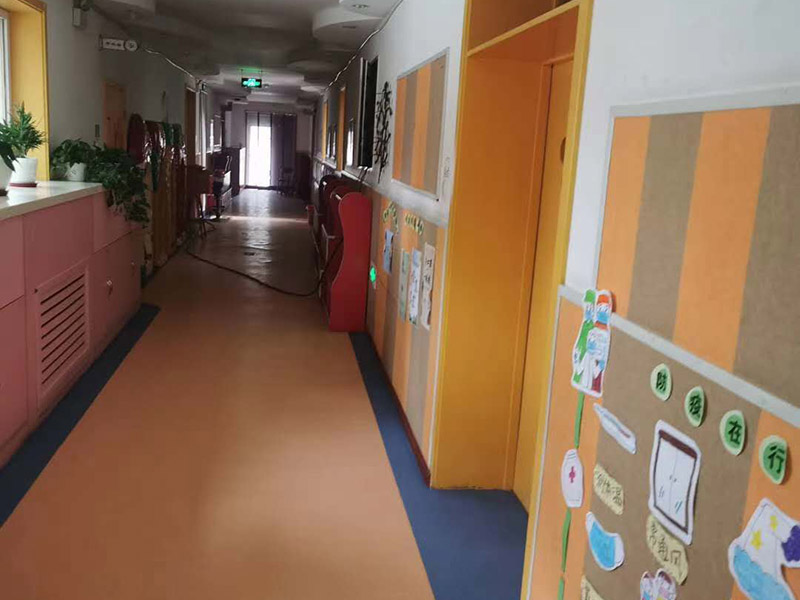 幼兒園墻面粉刷:首先，基層處理。先要將墻面起皮或松動的部分給清理干凈，可以用水泥砂漿進行處理。如果墻體存在細微的裂縫，那可以用牛皮紙結(jié)合白色乳膠將其填補好;但如果是輕體墻和保溫墻等非承重墻，那盡量選擇質(zhì)地比較好的墻布或網(wǎng)格布，同樣也使用乳膠進行修整。 其次，批刮膩子。通常都建議選用顆粒細度較高，而且質(zhì)地較硬的膩子進行操作。當(dāng)然，也可以在膩子里添加適量的乳膠，其目的是為了提高膩子的硬度。不過膩子要批三遍才可，而且應(yīng)厚一些，但在批第2和第3遍的時候需要薄一些，這樣才會使墻面看起來既平整又光滑。 然后，刷底漆。對于墻面的每個地方都應(yīng)均勻的刷到底漆，這樣涂一遍就可，否則就要多涂好幾次了。但是如果墻面的吃漆量較大，那可以在底漆中適當(dāng)加些清水，不過也要保證涂刷均勻，不然會影響效果。待底漆完全干透之后，才可進行下一個步驟。 最后，面漆的涂刷。至于面漆就不要加水了，以免影響漆膜的厚度和手感。而滾筒的選擇也要好且細，這樣刷出來的漆膜才會細膩，摸起來也才會舒適。但在刷面漆的時候要注意墻壁的邊邊角角。一般來說，面漆只要涂刷兩遍就可，不過每一遍之間應(yīng)相隔一段時間，待完全干透之后才算真正的完成。