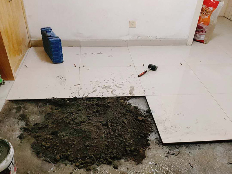 地面貼瓷磚方案：干鋪法是將沙子和水泥按照3：1的比例混合后兌少量的水，使水泥和沙子混合到可以用手攥成團(tuán)的黏稠度。將混合好的沙子水泥鋪在地面上，用一個(gè)平板把表面摸平。在瓷磚背面抹上黏稠度非常高的水泥，把瓷磚放到地面上，用橡皮錘敲實(shí)就完成了,主要用于地面瓷磚的鋪裝。 濕鋪法，是將沙子和水泥按照2：1的比例混合后兌水和好，水的量要多一些，使沙子和水泥的黏稠度高一些。然后涂抹到用水浸泡好的瓷磚背面貼到墻面上。濕鋪發(fā)主要應(yīng)用與墻面。