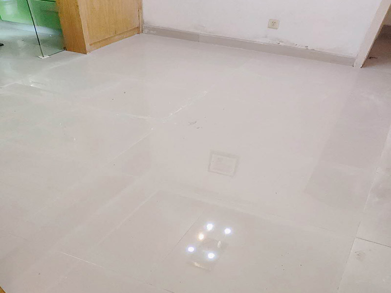 地面貼瓷磚方案：干鋪法是將沙子和水泥按照3：1的比例混合后兌少量的水，使水泥和沙子混合到可以用手攥成團(tuán)的黏稠度。將混合好的沙子水泥鋪在地面上，用一個(gè)平板把表面摸平。在瓷磚背面抹上黏稠度非常高的水泥，把瓷磚放到地面上，用橡皮錘敲實(shí)就完成了,主要用于地面瓷磚的鋪裝。 濕鋪法，是將沙子和水泥按照2：1的比例混合后兌水和好，水的量要多一些，使沙子和水泥的黏稠度高一些。然后涂抹到用水浸泡好的瓷磚背面貼到墻面上。濕鋪發(fā)主要應(yīng)用與墻面。