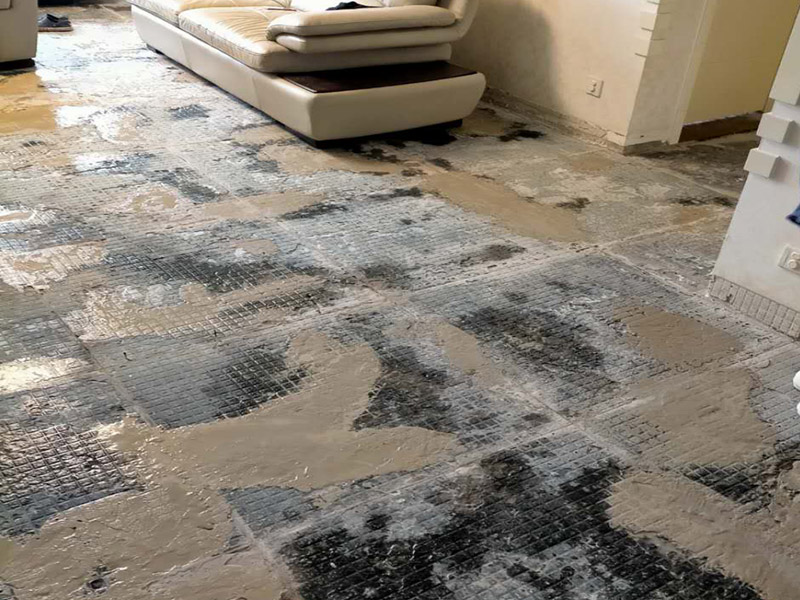 全屋地磚拆除裝修：就要先從撬開大門口的那塊地磚開始，因?yàn)槟菈K磚是有一邊露在外面的，比較容易撬開。再用扁的鑿子一片片的往里撬，如果水泥砂漿做得不是特別牢的話，可以用錘子把扁鑿敲進(jìn)地磚和水泥地面中間的縫隙里的，那樣就能把地磚整塊的撬起來。如果是地面的中間某一塊瓷磚想換掉就用錘子從正面敲碎地磚，然后將碎渣清理出來。