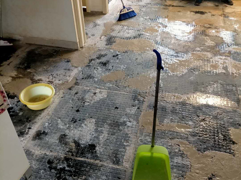 全屋地磚拆除裝修：就要先從撬開大門口的那塊地磚開始，因?yàn)槟菈K磚是有一邊露在外面的，比較容易撬開。再用扁的鑿子一片片的往里撬，如果水泥砂漿做得不是特別牢的話，可以用錘子把扁鑿敲進(jìn)地磚和水泥地面中間的縫隙里的，那樣就能把地磚整塊的撬起來。如果是地面的中間某一塊瓷磚想換掉就用錘子從正面敲碎地磚，然后將碎渣清理出來。