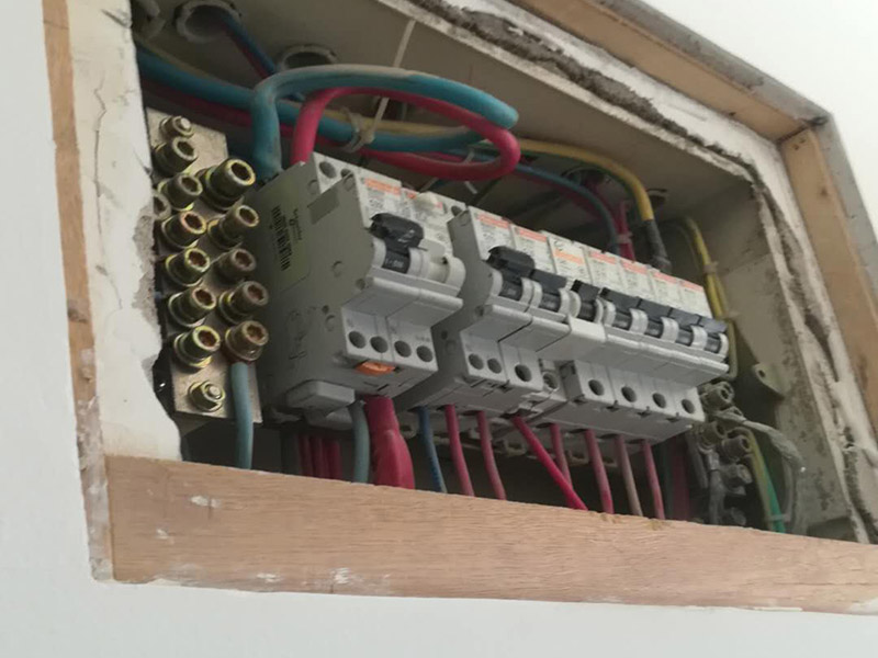 家庭電閘更換維修：將電閘的總控制開關(guān)關(guān)掉，安全第一。將壞掉的電閘用螺絲刀換下來。螺絲刀將新電閘的插線口用擰開，將進電線插進去。插進電線后擰緊螺絲，同樣的也將出電線插進另一端的插線口。電線都插好后，打開總開關(guān)就可以正常使用了