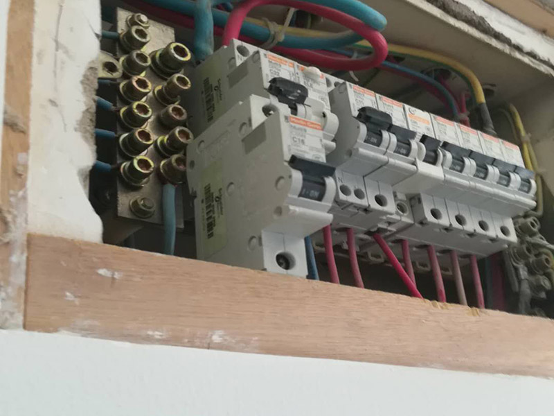 家庭電閘更換維修：將電閘的總控制開關(guān)關(guān)掉，安全第一。將壞掉的電閘用螺絲刀換下來。螺絲刀將新電閘的插線口用擰開，將進電線插進去。插進電線后擰緊螺絲，同樣的也將出電線插進另一端的插線口。電線都插好后，打開總開關(guān)就可以正常使用了