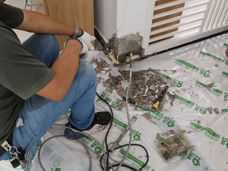 墻內(nèi)防水施工：先用鏟刀和笤帚及工具將基層表面的突起物、砂漿和疙瘩等鏟除并將塵土雜物清掃干凈，對陰陽角、管根、地漏等部位應認真清理，以保證后期良好的防水效果。防水層涂刷三遍，涂刷均勻，無透底露底。 第一遍：用堵漏材料對墻體陰角處，下水管道周圍進行填壓式填充。 第二遍：橫向涂刷防水一遍，無露底，無起泡，符合涂刷尺寸要求，水電開槽槽體全部涂刷防水材料。 第三遍：干燥后垂直方向再涂刷一遍。 防水施工完成后24小時進行閉水試驗，地面放水高度以沒過墻根、管道跟部、地面凸起物涂刷的防水為依據(jù)。