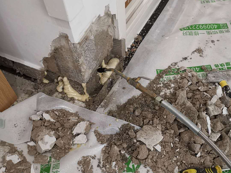 墻內(nèi)防水施工：先用鏟刀和笤帚及工具將基層表面的突起物、砂漿和疙瘩等鏟除并將塵土雜物清掃干凈，對陰陽角、管根、地漏等部位應認真清理，以保證后期良好的防水效果。防水層涂刷三遍，涂刷均勻，無透底露底。 第一遍：用堵漏材料對墻體陰角處，下水管道周圍進行填壓式填充。 第二遍：橫向涂刷防水一遍，無露底，無起泡，符合涂刷尺寸要求，水電開槽槽體全部涂刷防水材料。 第三遍：干燥后垂直方向再涂刷一遍。 防水施工完成后24小時進行閉水試驗，地面放水高度以沒過墻根、管道跟部、地面凸起物涂刷的防水為依據(jù)。