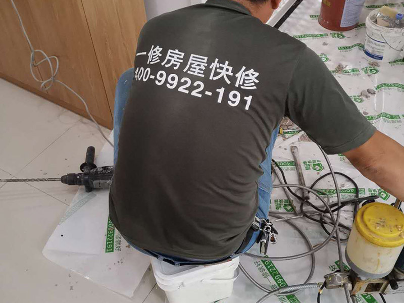 墻內(nèi)防水施工：先用鏟刀和笤帚及工具將基層表面的突起物、砂漿和疙瘩等鏟除并將塵土雜物清掃干凈，對陰陽角、管根、地漏等部位應認真清理，以保證后期良好的防水效果。防水層涂刷三遍，涂刷均勻，無透底露底。 第一遍：用堵漏材料對墻體陰角處，下水管道周圍進行填壓式填充。 第二遍：橫向涂刷防水一遍，無露底，無起泡，符合涂刷尺寸要求，水電開槽槽體全部涂刷防水材料。 第三遍：干燥后垂直方向再涂刷一遍。 防水施工完成后24小時進行閉水試驗，地面放水高度以沒過墻根、管道跟部、地面凸起物涂刷的防水為依據(jù)。