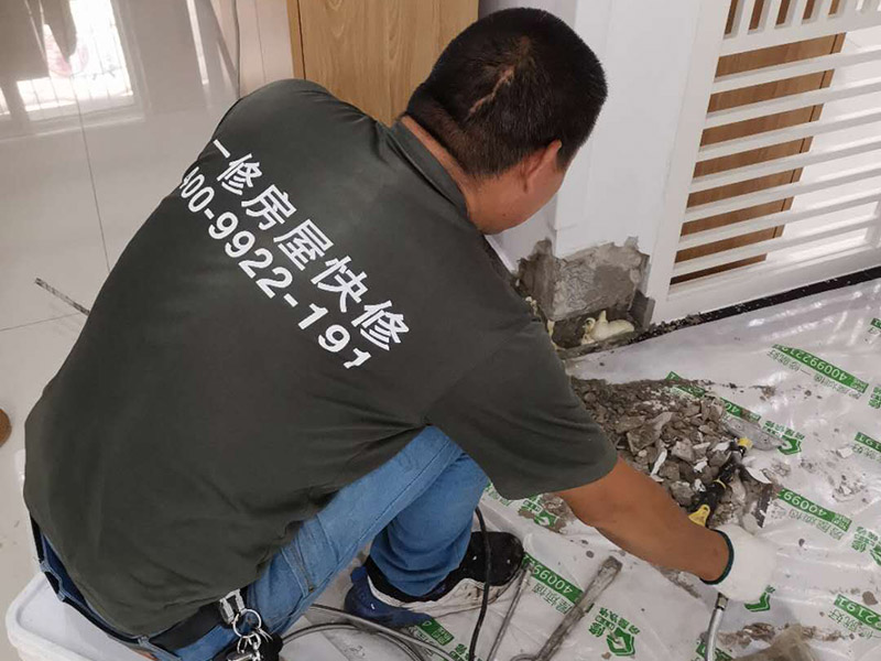 墻內(nèi)防水施工：先用鏟刀和笤帚及工具將基層表面的突起物、砂漿和疙瘩等鏟除并將塵土雜物清掃干凈，對陰陽角、管根、地漏等部位應認真清理，以保證后期良好的防水效果。防水層涂刷三遍，涂刷均勻，無透底露底。 第一遍：用堵漏材料對墻體陰角處，下水管道周圍進行填壓式填充。 第二遍：橫向涂刷防水一遍，無露底，無起泡，符合涂刷尺寸要求，水電開槽槽體全部涂刷防水材料。 第三遍：干燥后垂直方向再涂刷一遍。 防水施工完成后24小時進行閉水試驗，地面放水高度以沒過墻根、管道跟部、地面凸起物涂刷的防水為依據(jù)。