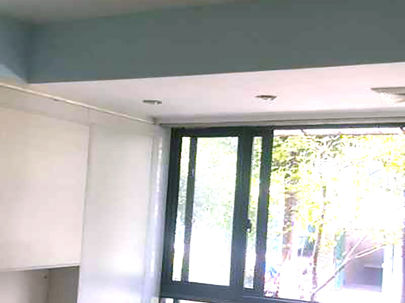 全屋墻面翻新：檢查舊房墻面基層問題，對癥下藥施工，如果墻面裝修5年甚至10年以上，墻面有開裂，滲水，起皮或者之前有貼過墻紙的舊房，就需要將原墻紙撕掉，將墻面鏟至毛坯層，做鏟墻施工，如近幾年裝修過的房子，則不需要做鏟墻施工，墻面基層無明顯破損，打磨膩?zhàn)踊蛘咧匦屡文佔(zhàn)?，做乳膠漆施工即可！ 將房中小件物品搬移到柜子，儲物柜等不需要施工的位置，如樓梯間，衛(wèi)生間等，利用專業(yè)的遮蔽保護(hù)膜貼在地面，包裝家具，避免施工期間對家中的物品造成損害和污染。 檢查墻面破損位置，如粉化，開裂，滲水，起皮現(xiàn)象嚴(yán)重的利用鏟刀直接全部鏟除至基層，局部破損現(xiàn)象不嚴(yán)重的位置直接用打磨機(jī)或者砂紙打磨即可。墻面完全鏟除后，需用打磨機(jī)打磨墻面起到找平的作用，然后做防水界面劑施工，防水施工的目的是防止天氣潮濕或者樓頂漏水，陽臺滲水導(dǎo)致墻面乳膠漆掉皮，界面劑的作用是為了增強(qiáng)水泥基層的粘接力。