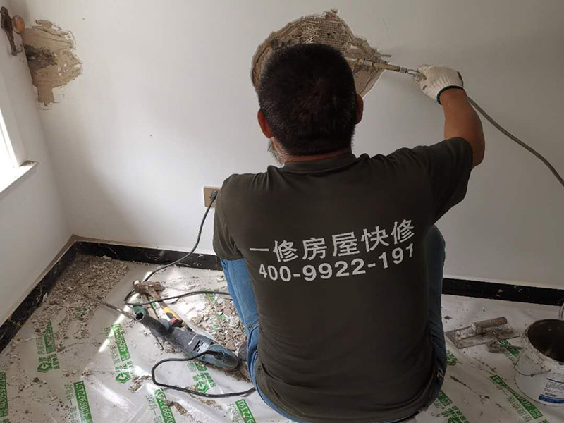 墻內(nèi)管道打壓維修:首先根據(jù)施工圖看水管走向，如果漏水的位置后面埋有水管，可以先把家里面的水閘關(guān)掉，放干龍頭里面的水，如果一段時(shí)候后發(fā)現(xiàn)墻面水跡不見了，證明是水管出現(xiàn)問題。 如果是請的專業(yè)的維修師傅，可以讓師傅用打壓機(jī)直接打壓檢測，若確定是墻內(nèi)水管漏水，就可以直接鑿開墻壁找水管漏點(diǎn)。 可以先截?cái)嗨矗缓髮邓苈┧c(diǎn)的墻面開鑿，找到漏水的部分，先用小鋼鋸把漏水的地方鋸掉，注意鋸口要平。用砂紙把新露出的端口輕輕打磨，然后用接口套住，將備換的新管對準(zhǔn)接口口子，注意要對直。然后用熱熔器對新管道進(jìn)行熱熔連接。 或者是將鋸掉的管道清理干凈，用專用膠水涂在端口上，稍微晾一會兒;趁此時(shí)在“竹節(jié)”接頭內(nèi)涂上膠水。把端口和“竹節(jié)”連接，然后反復(fù)轉(zhuǎn)動，直到牢固。同樣的方法去連接另一端。最后在接縫處再涂適量的膠水，確保不滲漏。