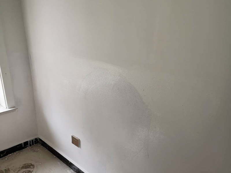 墻內(nèi)管道打壓維修:首先根據(jù)施工圖看水管走向，如果漏水的位置后面埋有水管，可以先把家里面的水閘關(guān)掉，放干龍頭里面的水，如果一段時(shí)候后發(fā)現(xiàn)墻面水跡不見了，證明是水管出現(xiàn)問題。 如果是請的專業(yè)的維修師傅，可以讓師傅用打壓機(jī)直接打壓檢測，若確定是墻內(nèi)水管漏水，就可以直接鑿開墻壁找水管漏點(diǎn)。 可以先截?cái)嗨矗缓髮邓苈┧c(diǎn)的墻面開鑿，找到漏水的部分，先用小鋼鋸把漏水的地方鋸掉，注意鋸口要平。用砂紙把新露出的端口輕輕打磨，然后用接口套住，將備換的新管對準(zhǔn)接口口子，注意要對直。然后用熱熔器對新管道進(jìn)行熱熔連接。 或者是將鋸掉的管道清理干凈，用專用膠水涂在端口上，稍微晾一會兒;趁此時(shí)在“竹節(jié)”接頭內(nèi)涂上膠水。把端口和“竹節(jié)”連接，然后反復(fù)轉(zhuǎn)動，直到牢固。同樣的方法去連接另一端。最后在接縫處再涂適量的膠水，確保不滲漏。