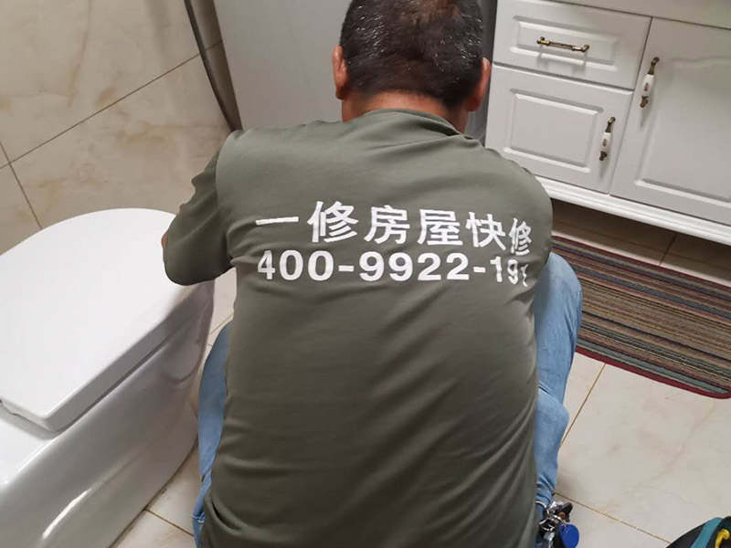 衛(wèi)生間打壓測(cè)試：測(cè)水壓一般要有專用的加壓設(shè)備進(jìn)行加壓,加給的壓力一般為等于或稍大于水管的額定耐壓,這種測(cè)試主要是檢測(cè)水管本身的質(zhì)量以及安裝后所有管接頭的安裝質(zhì)量,看是否有滲水或暴管現(xiàn)象,以便在暗埋管道在埋入前及時(shí)發(fā)現(xiàn)問(wèn)題、解決問(wèn)題, 這種測(cè)試在有條件的的情況下安裝工人即可進(jìn)行測(cè)試,還可以到當(dāng)?shù)氐墓┧块T請(qǐng)專業(yè)人員來(lái)進(jìn)行測(cè)試。