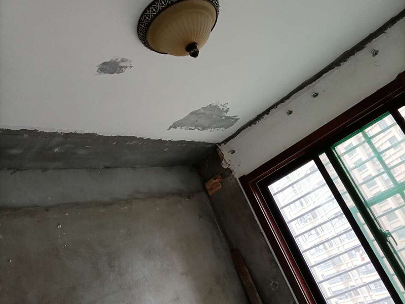 客廳背景墻開槽裝修：首先得遵循“橫平豎直”原則。水電管線施工開槽布局一定要合理規(guī)劃，如果管線開槽鋪設不合理樣就有可能打穿水管或者電線。即使符合開槽條件，也建議盡量不要開槽或者減少開槽。權(quán)衡層高和建筑結(jié)構(gòu)安全，還是偏重于建筑結(jié)構(gòu)安全比較好。 墻身、地面開線槽之前用墨盒彈線,以便定位。墻面開埋管線槽須橫平堅直,不許彎曲,特殊情況須經(jīng)監(jiān)理同意,墻上開槽等保持>33mm,管面與墻面應留15mm左右粉灰層,以防止墻面開裂。 電源線管暗埋時,應考慮與弱電管線等保持500mm以上距離,電線管與熱水管、煤氣管之間的平