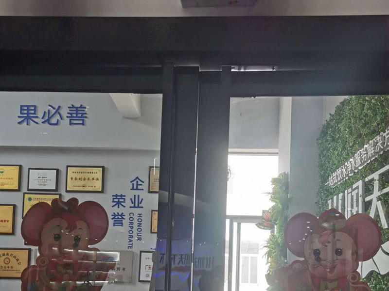 商鋪玻璃門維修：輪滑乃玻璃門的重要零部件，需進(jìn)行定期檢查，若發(fā)生故障，不僅使用不便，還會發(fā)出噪音。那此時需檢查好輪滑的損壞情況，看其程度嚴(yán)不嚴(yán)重，若不可使用，則可把有問題的部位給更換掉，或直接換掉整個輪子，使玻璃門恢復(fù)到正常工作狀態(tài)。 玻璃門使用久了，其門扇或多或少也會出現(xiàn)一些小小的問題，有時候可能會感覺到很鈍感，通常是彈簧發(fā)生了問題，那么只需更換一個承重性較好的彈簧即可。有的時候還會發(fā)出異響，玻璃門的靈活性下降，那及時找出有故障的部分，將其更換掉，以確保正常的使用性。 在排查以后要是發(fā)現(xiàn)玻璃門沒有部位出現(xiàn)問題，就單單有卡頓情況，那要考慮一下是不是有東西掉到門道里面了。可以把玻璃門里的異物給統(tǒng)統(tǒng)清理出來，在修理的時候，檢查好玻璃門的部件，看其損壞的部位，需不需要更換上新配件。