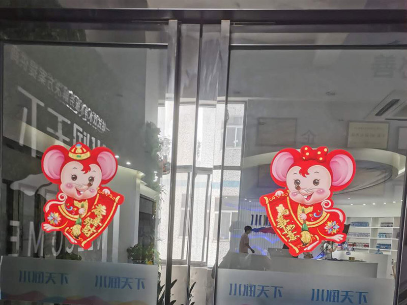 商鋪玻璃門維修：輪滑乃玻璃門的重要零部件，需進(jìn)行定期檢查，若發(fā)生故障，不僅使用不便，還會發(fā)出噪音。那此時需檢查好輪滑的損壞情況，看其程度嚴(yán)不嚴(yán)重，若不可使用，則可把有問題的部位給更換掉，或直接換掉整個輪子，使玻璃門恢復(fù)到正常工作狀態(tài)。 玻璃門使用久了，其門扇或多或少也會出現(xiàn)一些小小的問題，有時候可能會感覺到很鈍感，通常是彈簧發(fā)生了問題，那么只需更換一個承重性較好的彈簧即可。有的時候還會發(fā)出異響，玻璃門的靈活性下降，那及時找出有故障的部分，將其更換掉，以確保正常的使用性。 在排查以后要是發(fā)現(xiàn)玻璃門沒有部位出現(xiàn)問題，就單單有卡頓情況，那要考慮一下是不是有東西掉到門道里面了?？梢园巡ＡчT里的異物給統(tǒng)統(tǒng)清理出來，在修理的時候，檢查好玻璃門的部件，看其損壞的部位，需不需要更換上新配件。