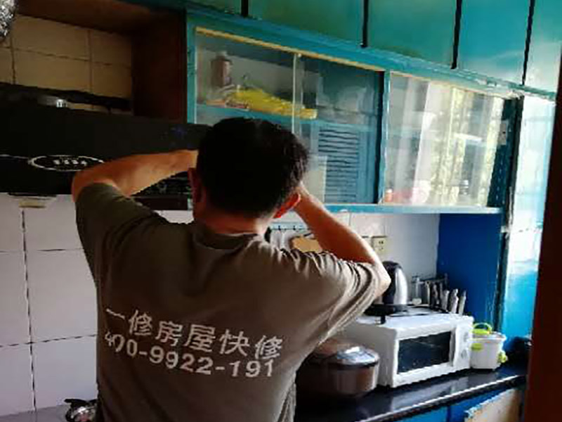 廚房局部維修：1. 單煙道式，這是一種簡單的矩形煙管，安裝時要將矩形煙管筆直的穿越各層住所，再在每層居室中預(yù)留一個銜接抽油煙機的進風(fēng)口。這樣每層煙氣就會在抽油煙機的推進下，把油煙排放到煙道中，然后在出風(fēng)口把煙氣排出。 2. 主次式，這種煙道是由兩種并排的矩形煙管構(gòu)成的，安裝時要把這些煙管筆直穿越每個樓層，然后其次煙道要在每層的住所中設(shè)置一個銜接排油煙機的進風(fēng)口。其主煙道跟次煙道距進風(fēng)口在一定間隔處會相匯，主煙道底層會有一補風(fēng)口。