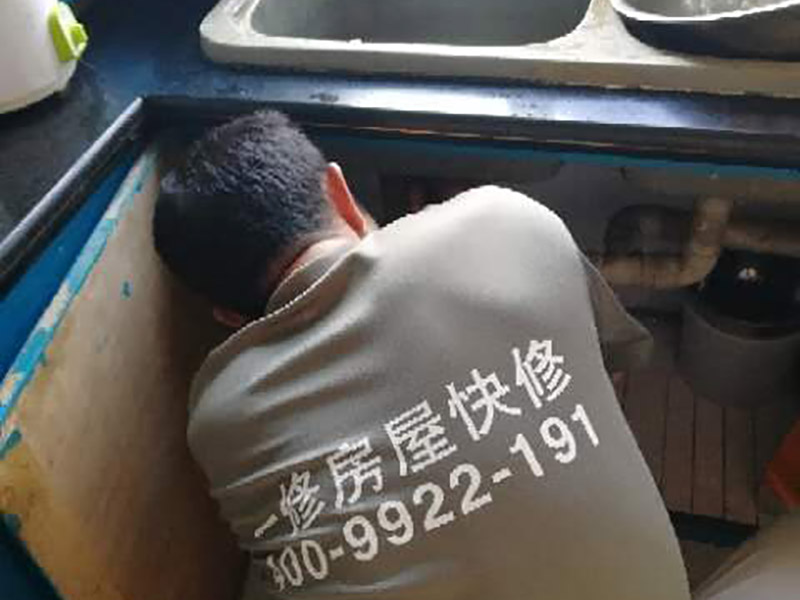 廚房局部維修：1. 單煙道式，這是一種簡單的矩形煙管，安裝時要將矩形煙管筆直的穿越各層住所，再在每層居室中預(yù)留一個銜接抽油煙機的進風(fēng)口。這樣每層煙氣就會在抽油煙機的推進下，把油煙排放到煙道中，然后在出風(fēng)口把煙氣排出。 2. 主次式，這種煙道是由兩種并排的矩形煙管構(gòu)成的，安裝時要把這些煙管筆直穿越每個樓層，然后其次煙道要在每層的住所中設(shè)置一個銜接排油煙機的進風(fēng)口。其主煙道跟次煙道距進風(fēng)口在一定間隔處會相匯，主煙道底層會有一補風(fēng)口。