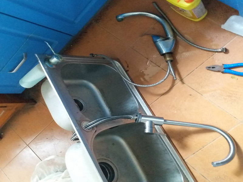 廚房水槽安裝維修：水龍頭裝在水槽上，這個很容易，只是要把螺絲擰緊就成，重要的就是水龍頭的橡膠墊圈要放好，可以防滲水、漏水。水槽底下的下水管給裝上，然后密封。把水槽放到臺面上粘好，連接角閥，接上水管。可以先測試一下水，然后在水槽里放滿水壓個24小時，讓邊粘得更牢固一些，沒問題就可以封上玻璃膠，臺上盆安裝會更簡單，如果是臺下盆的話更會難。