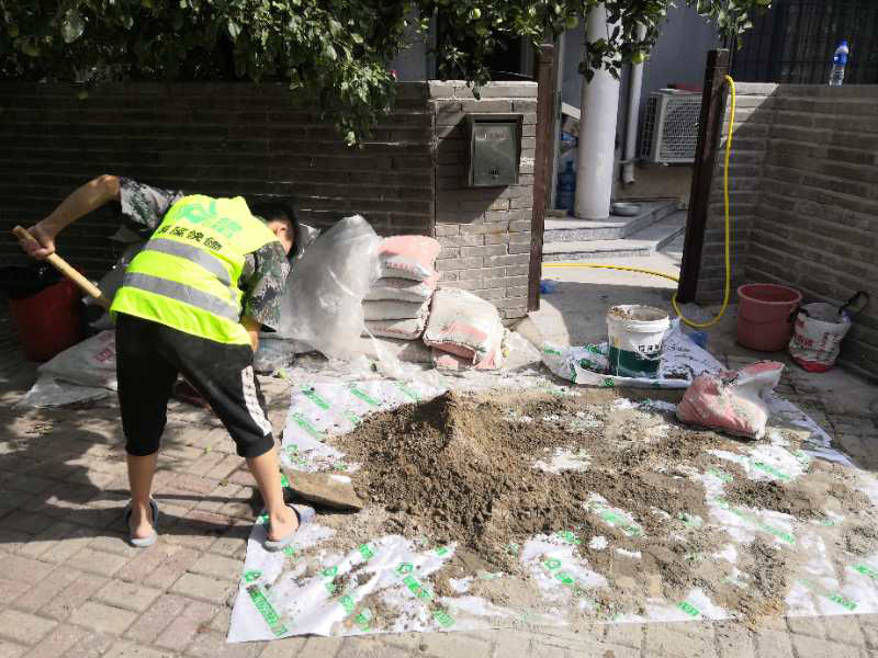 和水泥貼磚施工：首先將沙子和水泥按照3：1的比例混合后兌少量的水，使水泥和沙子混合到可以用手攥成團(tuán)的黏稠度，和好備用，在鋪磚之前先將要鋪的地方用水潑濕。將開始和好的水泥和沙子鏟到你要鋪瓷磚的地方。鏟完以后用小鏟子初步抹平，小平板抹平表面。然后瓷磚背后抹上開始和好的那盆比較稠的水泥漿。再將抹好水泥的磚小心平放到要鋪的地方，注意對(duì)縫。再用橡膠小榔頭敲實(shí)，用水平尺找平。最后在側(cè)邊用小榔頭的把手堵嚴(yán)實(shí)。完工。