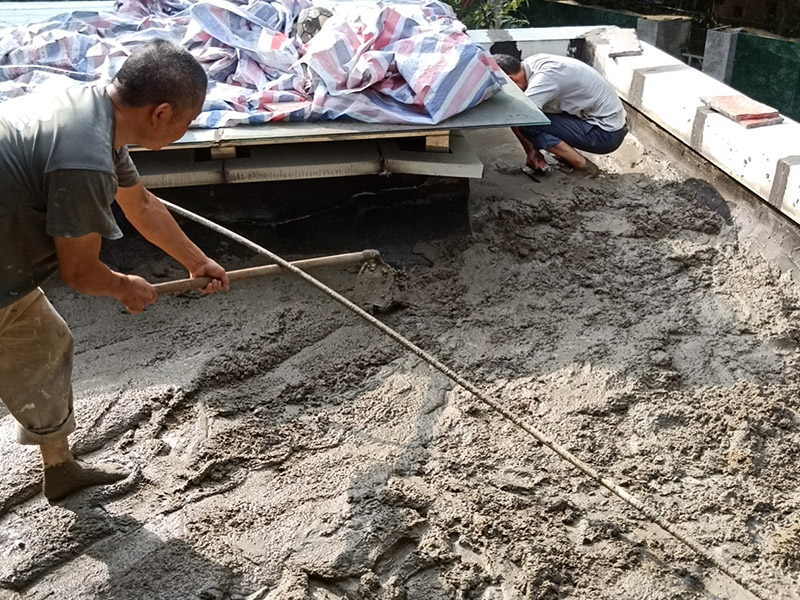 屋頂水泥找平案例：清掃鏟除基層板面的灰疙瘩;沖洗掃刷干凈；拉坡度排水線，做好標(biāo)準(zhǔn)坍餅，按規(guī)定立好分格(分隔縫木條必須浸濕，也可用塑料條)。在板面刷1：4：10的107膠：水：水泥的水泥漿一度。嚴(yán)格按規(guī)定配合比計量攪拌砂漿，砂漿要隨拌隨用，拌好的砂漿必須在3h內(nèi)用完。施工順序：有高低層的要先粉高層后粉低層，在同一平面要先粉遠的，后粉近的。，一個分倉內(nèi)的砂漿要一次鋪足，不準(zhǔn)留施工縫，用長括尺刮平拍實，收水后壓實抹平。分二次抹壓，表面無凹凸不平的溝縫、洼坑、麻面和剝離，要保持分格縫周邊的平整。隔12h后充分濕養(yǎng)護，養(yǎng)護一般不小于7d，冬期要做好保暖防凍工作，最好在終凝時噴灑養(yǎng)護液。