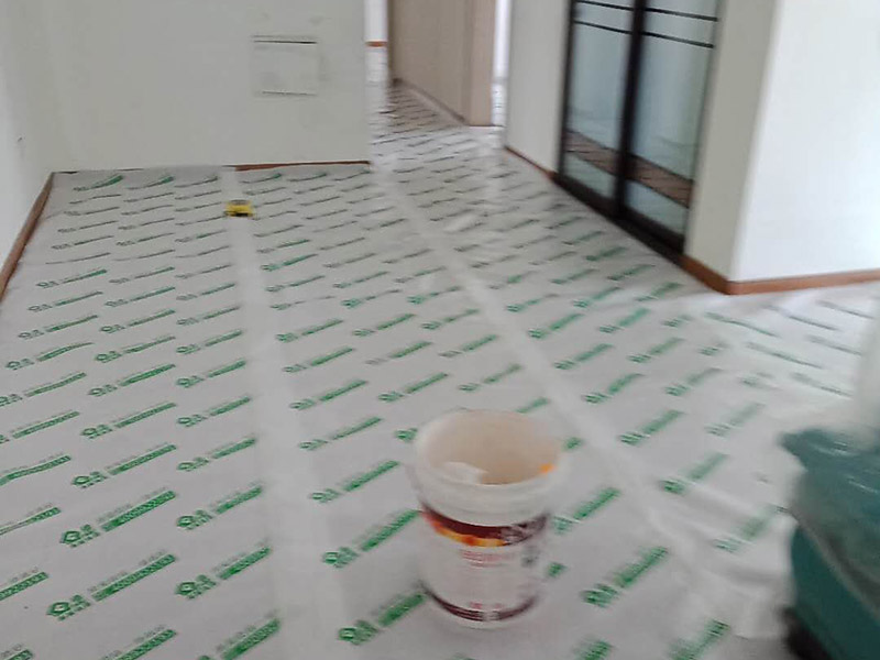 墻面刷新地面保護(hù)：家具搬放到房屋中央，對(duì)集中放置的家具進(jìn)行整體保護(hù)，防止因墻面翻新而造成不必要的損壞；地板需要用專業(yè)的保護(hù)膜進(jìn)行保護(hù)；對(duì)于不能移動(dòng)的家具和家電，如空調(diào)等進(jìn)行成品保護(hù)；尤其需要注意有插座、開(kāi)關(guān)面板的位置，防止灰塵進(jìn)入。 使用專業(yè)的打磨機(jī)對(duì)墻面進(jìn)行打磨處理，與一般打磨機(jī)不同的是，墻面打磨是無(wú)塵打磨，在打磨的過(guò)程中不會(huì)出現(xiàn)灰塵漫天的情況。 第一遍乳膠漆：先刷頂板再刷墻面，涂刷時(shí)應(yīng)當(dāng)由上而下。乳膠漆應(yīng)當(dāng)攪拌均勻，防止第一遍刷漆涂不開(kāi)的現(xiàn)象發(fā)生。第二遍乳膠漆：乳膠漆不是很稠的情況下，不宜加水或加少量水稀釋，以防露底。第二遍涂刷完畢后，用細(xì)細(xì)的砂紙將墻面出現(xiàn)的小疙瘩打磨光滑，然后清掃干凈。第三遍乳膠漆：乳膠漆干燥速度快，應(yīng)當(dāng)逐漸涂刷，從一頭開(kāi)始刷向另一頭，注意上下順?biāo)⑾嗷ャ暯?，避免乳膠漆干燥后出現(xiàn)接頭。