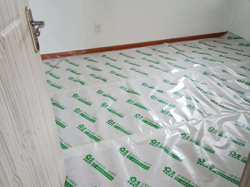 墻面刷新地面保護(hù)：家具搬放到房屋中央，對(duì)集中放置的家具進(jìn)行整體保護(hù)，防止因墻面翻新而造成不必要的損壞；地板需要用專業(yè)的保護(hù)膜進(jìn)行保護(hù)；對(duì)于不能移動(dòng)的家具和家電，如空調(diào)等進(jìn)行成品保護(hù)；尤其需要注意有插座、開(kāi)關(guān)面板的位置，防止灰塵進(jìn)入。 使用專業(yè)的打磨機(jī)對(duì)墻面進(jìn)行打磨處理，與一般打磨機(jī)不同的是，墻面打磨是無(wú)塵打磨，在打磨的過(guò)程中不會(huì)出現(xiàn)灰塵漫天的情況。 第一遍乳膠漆：先刷頂板再刷墻面，涂刷時(shí)應(yīng)當(dāng)由上而下。乳膠漆應(yīng)當(dāng)攪拌均勻，防止第一遍刷漆涂不開(kāi)的現(xiàn)象發(fā)生。第二遍乳膠漆：乳膠漆不是很稠的情況下，不宜加水或加少量水稀釋，以防露底。第二遍涂刷完畢后，用細(xì)細(xì)的砂紙將墻面出現(xiàn)的小疙瘩打磨光滑，然后清掃干凈。第三遍乳膠漆：乳膠漆干燥速度快，應(yīng)當(dāng)逐漸涂刷，從一頭開(kāi)始刷向另一頭，注意上下順?biāo)⑾嗷ャ暯樱苊馊槟z漆干燥后出現(xiàn)接頭。