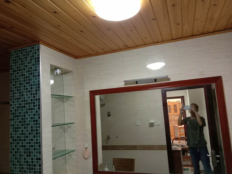 浴室鏡前燈安裝：首先測量掛板兩個孔之間的距離，然后使用電鉆在確定的高度和位置進(jìn)行鉆孔，以確保墻上孔之間的距離與掛板上的兩個孔之間的距離一致，再用螺釘將掛板固定在墻上；關(guān)掉電閘，把預(yù)留的鏡前燈用電源線與鏡前燈的驅(qū)動線連接；鏡前燈燈體上有螺絲孔，是用來將燈體掛在掛板上的。將燈具的螺孔與吊板上的螺絲扣對齊，然后將其放在掛板上。如果您擔(dān)心弄臟燈具，可以戴上干凈的手套進(jìn)行操作。用螺絲將燈固定在掛板上，固定后請再三確認(rèn)螺絲已經(jīng)擰緊，以防止燈具掉落。