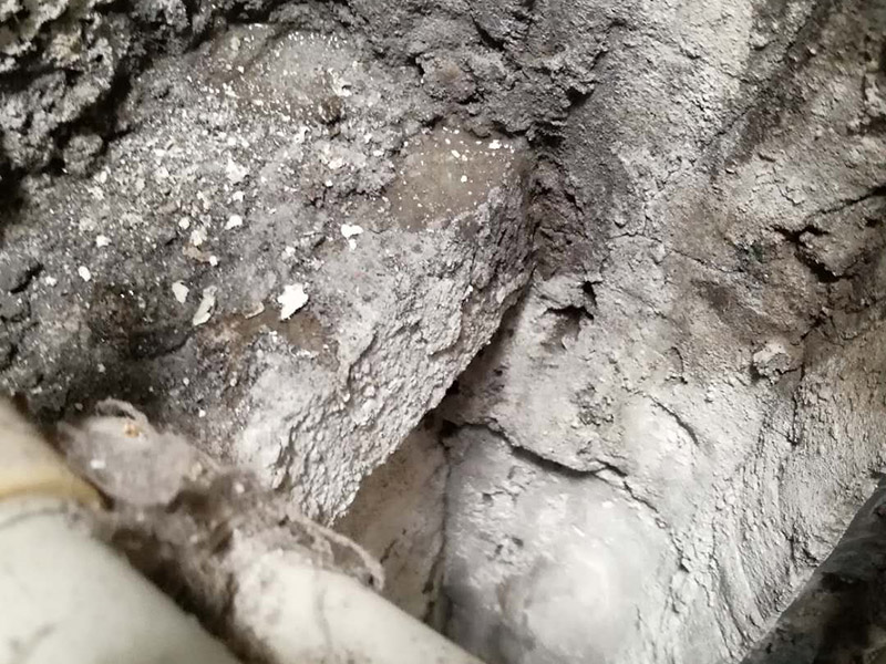 墻內(nèi)滲水看現(xiàn)場：在發(fā)現(xiàn)墻面有滲水情況發(fā)生的時候，我們一定要先了解一下是不是因為墻面當(dāng)中的水管破裂，如果是這方面的原因，這個時候我們就要及時的修補了，或者是更換水管了，在換前要先關(guān)掉水閥門，確定不會有水流出，然后再進行下去。 如果墻面漏水，也許是因為防水做好的不好，我們在設(shè)計墻面的時候都是會做防水的，尤其是衛(wèi)生間與廚房了，這兩個地方都是會有漏水情況發(fā)送到 ，一旦發(fā)現(xiàn)是防水出了問題，我們就要對房屋防水進行修補了。