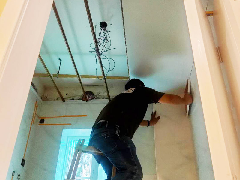 衛(wèi)生間吊頂安裝:1、首先先明確電器及龍骨的具體位置，然后再確定吊頂安裝高度，浴霸的高度一般在2.1m-2.3m之間即可。 2、確保安裝水平，用螺絲或膠水固定角線，在轉(zhuǎn)彎的地方它的對角應(yīng)拼貼整齊，不留明顯縫隙。 3、然后打孔定位，按具體所需長度來切割并進行組裝，應(yīng)將吊桿螺絲緊固于鉆孔中。 4、接下來是安裝龍骨，將主龍骨安裝在吊桿螺絲下的固定環(huán)，再將三角龍骨固定在主龍骨上。等到裝好以后再進行適當?shù)恼{(diào)節(jié)，逐漸緊固連接處螺絲，以確保平直。 5、接著按要求安裝相應(yīng)的電器，其中固定架安裝要牢固。電器要符合尺寸和承重要求，不易發(fā)生事故；對于裸露的電線需做好保護。接好電器、按鍵，做通電試驗；裝好后用皮錘做調(diào)整，不留縫隙。