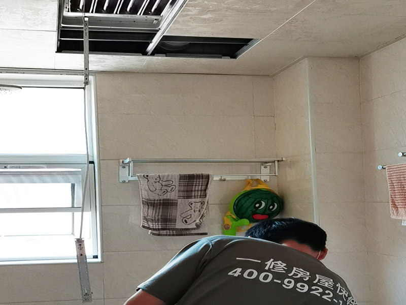 廁所吊頂浴霸安裝：安裝邊角線，安裝吊頂一定是要在貼好瓷磚之后，同時(shí)還要保持水平的情況下，這樣才能將集成吊頂?shù)呐涮走吔蔷€安裝在上面，這樣做目的就是安裝出來(lái)效果可以做到無(wú)明顯縫隙。在選擇下吊桿以及架置輕鋼龍骨，吊桿、龍骨間的距離它的在小一定在做到一致才行。頂部走線，這個(gè)步驟一定要先確定哪個(gè)地方要安裝燈具，同時(shí)還要了解清楚哪個(gè)地方需要安裝廚衛(wèi)電器，這樣才能很好將線路布置好?？勖姘澹鄬?duì)來(lái)說(shuō)這個(gè)安裝環(huán)節(jié)它也是直接影響到整體的安裝效果，所以在安裝的時(shí)候一定要做到平整，更要做到縫直才行。