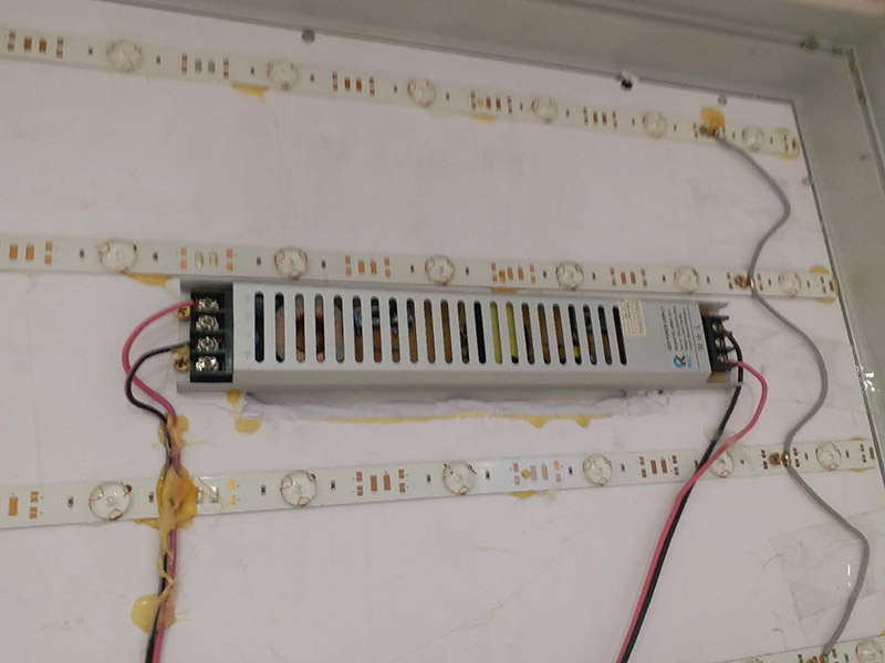 商場燈箱維修:為了工作人員的安全，最好先斷開電源，拔下插頭，不要將漏電保護器，當作電源開關使用，這樣很危險，一點不科學合理。進行電器原件檢查，先逐個排除原因，檢查要求細致，若電源線進入孔，鎮(zhèn)流器輸入，輸出接線柱，燈座上的電線等等。燈箱片尺寸一定要與導光板尺寸相符，不要過大或過小，若不合適，會影響展示效果和燈箱內部的熱量散出，也會適當的減少使用壽命。查看燈箱上部電源線時，要確認電源是否經出入槽內，如沒有，必須及時連接好。