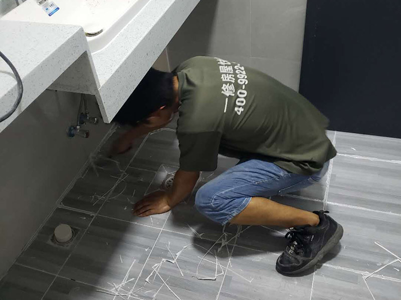 地磚美縫施工現(xiàn)場：使用用開槽器/平口螺絲刀/勾縫刀，清理瓷磚縫隙內(nèi)灰塵及垃圾，這一步需要力度適中，不要用蠻力，不然可能存在崩壞瓷磚的風險。然后用吸塵器，掃把或者抹布清理干凈。，建議縫隙在1.5到2mm深度合適。縫隙清理干凈后， 擰開管蓋裝上混合管，管頭卡在膠槍的卡口上。首先打出30-40CM美縫劑余料，然后沿著瓷磚縫隙開始施工，在施工的時候一定要美縫劑填充滿瓷磚縫隙，不然后續(xù)可能會發(fā)生塌陷。瓷磚縫隙打膠方法先豎后橫，沿著縫隙均勻打出美縫劑.一般有些師傅打出3-5米時停下，開始用壓邊球壓縫，十字交叉口處多壓幾次，這樣會很美觀。壓縫的工具比較多，可用刮板或者壓縫 鋼球、手指套沿著縫隙壓出 U型面就可以了，施工之后24小時（夏天一般24小時，冬天一般48小時，具體看天氣情況），用清縫鏟刀清理瓷磚上多余縫隙。