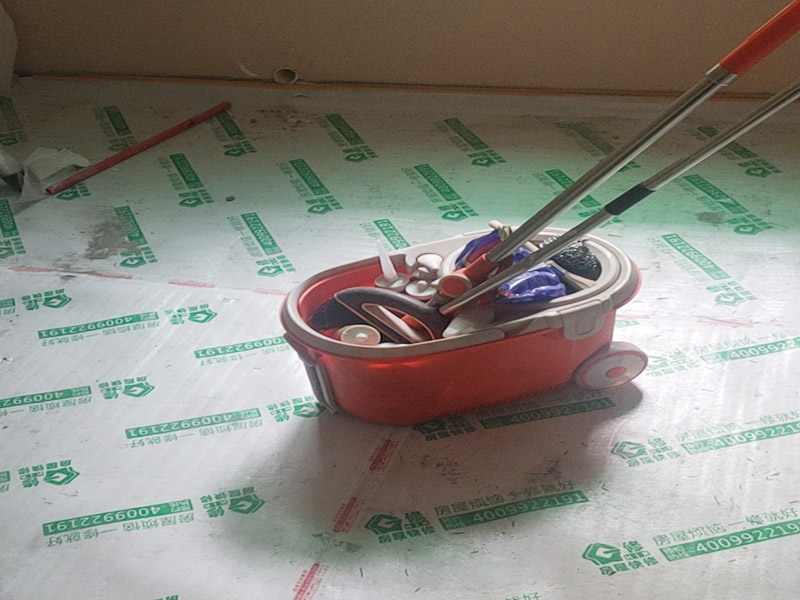 地磚美縫施工現(xiàn)場：使用用開槽器/平口螺絲刀/勾縫刀，清理瓷磚縫隙內(nèi)灰塵及垃圾，這一步需要力度適中，不要用蠻力，不然可能存在崩壞瓷磚的風險。然后用吸塵器，掃把或者抹布清理干凈。，建議縫隙在1.5到2mm深度合適。縫隙清理干凈后， 擰開管蓋裝上混合管，管頭卡在膠槍的卡口上。首先打出30-40CM美縫劑余料，然后沿著瓷磚縫隙開始施工，在施工的時候一定要美縫劑填充滿瓷磚縫隙，不然后續(xù)可能會發(fā)生塌陷。瓷磚縫隙打膠方法先豎后橫，沿著縫隙均勻打出美縫劑.一般有些師傅打出3-5米時停下，開始用壓邊球壓縫，十字交叉口處多壓幾次，這樣會很美觀。壓縫的工具比較多，可用刮板或者壓縫 鋼球、手指套沿著縫隙壓出 U型面就可以了，施工之后24小時（夏天一般24小時，冬天一般48小時，具體看天氣情況），用清縫鏟刀清理瓷磚上多余縫隙。