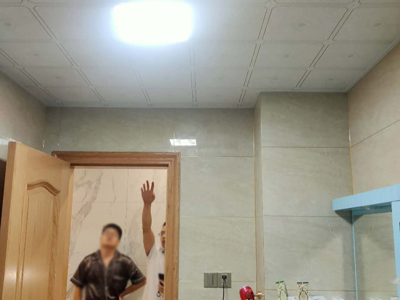 衛(wèi)生間漏水打壓：首先，打壓試驗，把衛(wèi)生間整體管道打壓，如果打壓正常，就可以排除是水管漏水。接下來就是看是不是防水問題。如果排除水管漏水，也不要就一口咬定是防水問題，這樣會導致直接砸掉地面，后面發(fā)現(xiàn)根本不需要。如果打壓有問題，那就可以判斷是水管漏水，根據(jù)樓下漏水點位置，就得砸掉樓上的瓷磚進行維修管道了