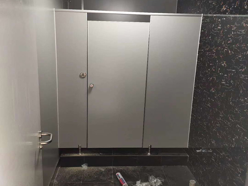 衛(wèi)生間隔斷安裝：在墻壁上找到合適的位置畫出固定片的中心線，看固定板上有幾個(gè)固定用的螺絲孔，然后在墻壁中心線上對(duì)應(yīng)的打上幾個(gè)孔，把塑膠賽套放入孔內(nèi)，接下來(lái)就是用膨脹絲把固定板固定在墻上。固定板和底座的作用就是用來(lái)固定隔間板的，把隔間板放在調(diào)整底座上，然后調(diào)整底座高低使隔間板緊貼墻壁上的固定板，然后再微調(diào)底座高低使隔間板距地面有一定距離，大約15厘米就好，然后用水平尺確定水平，等一切都調(diào)整好后，用螺絲把隔間板固定在固定板和調(diào)整底座上。