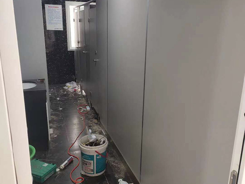 衛(wèi)生間隔斷安裝：在墻壁上找到合適的位置畫出固定片的中心線，看固定板上有幾個(gè)固定用的螺絲孔，然后在墻壁中心線上對(duì)應(yīng)的打上幾個(gè)孔，把塑膠賽套放入孔內(nèi)，接下來(lái)就是用膨脹絲把固定板固定在墻上。固定板和底座的作用就是用來(lái)固定隔間板的，把隔間板放在調(diào)整底座上，然后調(diào)整底座高低使隔間板緊貼墻壁上的固定板，然后再微調(diào)底座高低使隔間板距地面有一定距離，大約15厘米就好，然后用水平尺確定水平，等一切都調(diào)整好后，用螺絲把隔間板固定在固定板和調(diào)整底座上。
