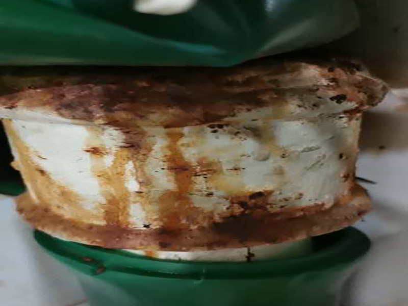 管道生銹漏水維修：1.如果是直徑2厘米的鐵水管漏水但是鐵水管上面沒有繡制，只是有部分的位置破dao壞了，首先我們先把水管的總閥關(guān)閉，然后更換該位置的鐵水管，然后切斷該位置的水管，接著我們用切絲用的器械切絲扣，最后接上鏈接頭就可以了。 2.如果直徑2厘米的鐵水管漏水是因?yàn)樗苋勘讳P蝕所致的。那么我們可以先把水管的總閥關(guān)閉，然后把該段水管全部換掉兩頭套上螺絲的扣擰上就可以了。 3.如果是直徑20厘米的鐵水管漏水了是因?yàn)殒溄宇^出現(xiàn)了問題那么把連接頭部分換掉就可以。如果是因?yàn)楣茏幼陨沓霈F(xiàn)了漏水，那么只有磨去原管子自身的繡制，然后采用焊接的方法修補(bǔ)就可以了。