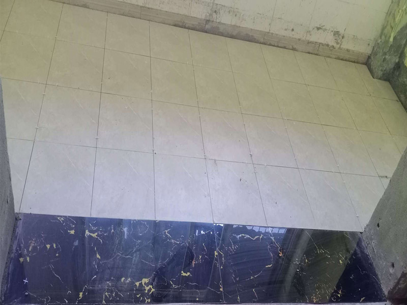地磚鋪貼維修：鋪貼前，先將所鋪平面表面的塵土、雜物等徹底清掃干凈，平面不能有空鼓、開裂和起砂等現(xiàn)象，如果存在這些現(xiàn)象，要先進行修復(fù)處理，在鋪設(shè)瓷磚。鋪設(shè)墻磚施工前，要先在墻體四周彈出標高控制線。鋪設(shè)地磚施工前，要先在地面彈出十字線，從而控制地磚分隔尺寸。瓷磚的鋪貼，要選用1:3干硬性水泥砂漿，砂漿的厚度要在25mm左右。把瓷磚按照要求放在水泥砂漿上，用橡皮錘輕輕敲擊瓷磚的表面，直至瓷磚鋪貼平整。鋪貼完瓷磚后，要進行勾縫處理，先清理干凈瓷磚縫隙里的雜質(zhì)，再用專用填縫劑進行勾縫處理。鋪貼瓷磚的過程中，可以一邊鋪貼，一邊進行簡單的清理。在鋪貼完24小時后，再用棉布等對瓷磚的表面再進行一次清理。
